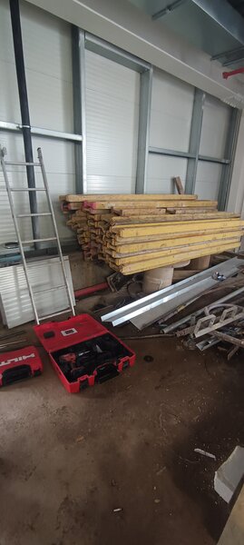 Instalatori, electricieni sau muncitori necalificati in constructii,